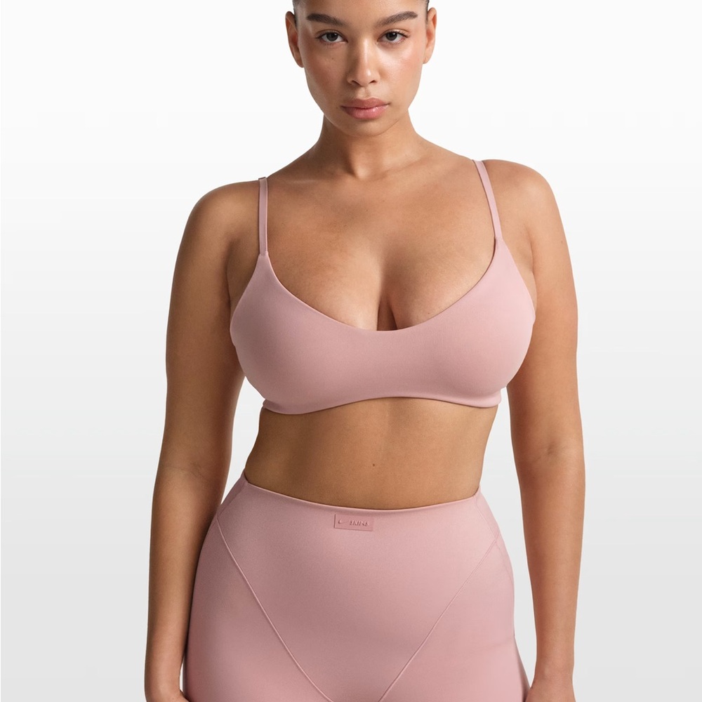 NikeSKIMS Matte
Women's Micro-Scoop Bra in Himalayan